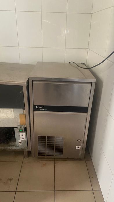 Продаётся мягкий стул и Льдогенератор