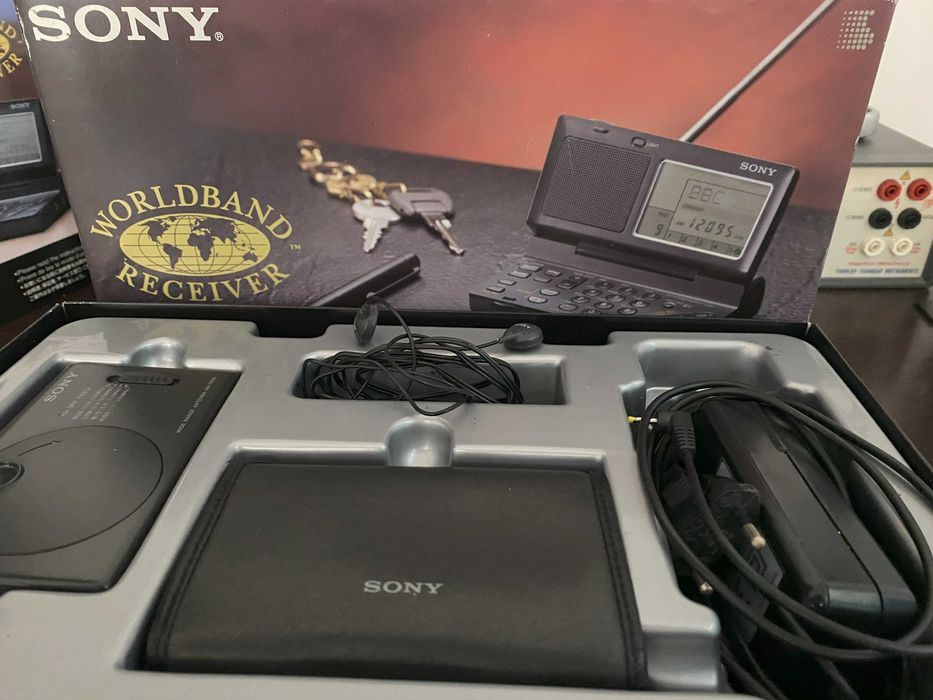 Set Sony ICF SW-100S Radio Multiband cu accesorii.