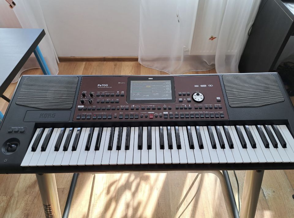 Vand Korg Pa 700 cu husa si set profesional