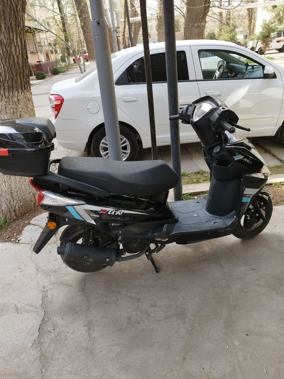 Sukuter 125 kubli bezni holati Yaxshi 100km 3L holati Yaxshi