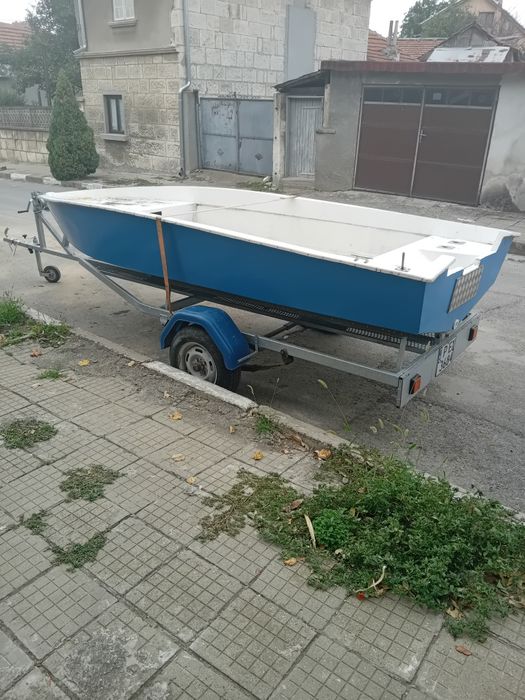 Лодка с мотор и колисар