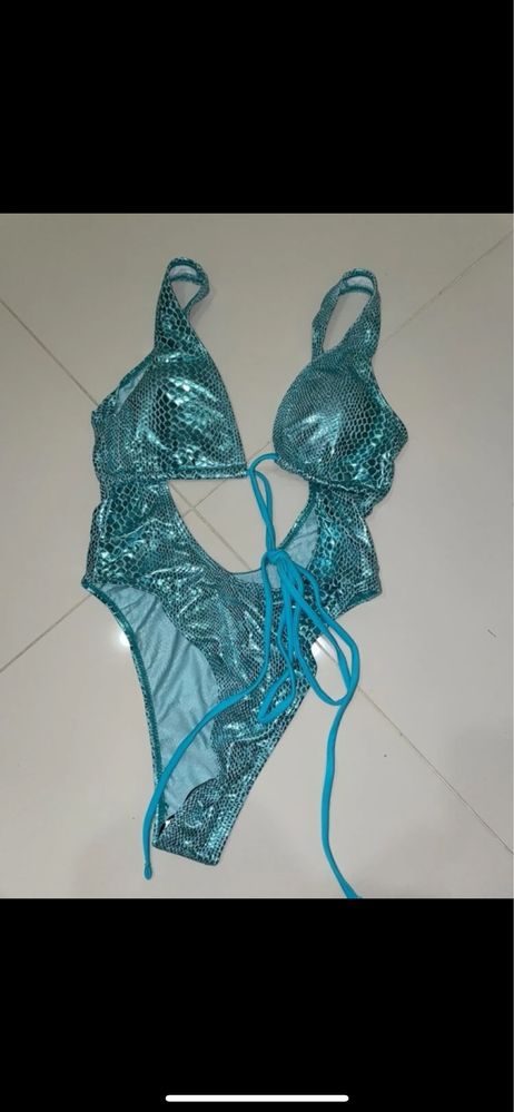 Costum de baie întreg