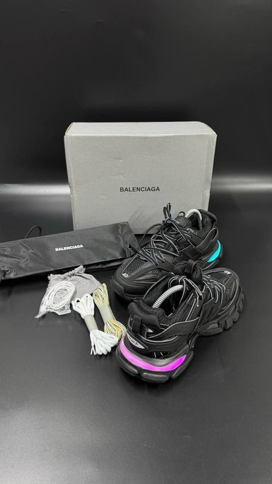 Balenciaga track cu led
BALENCİAGA 36/37/38/39/40/41 
Pret 1350