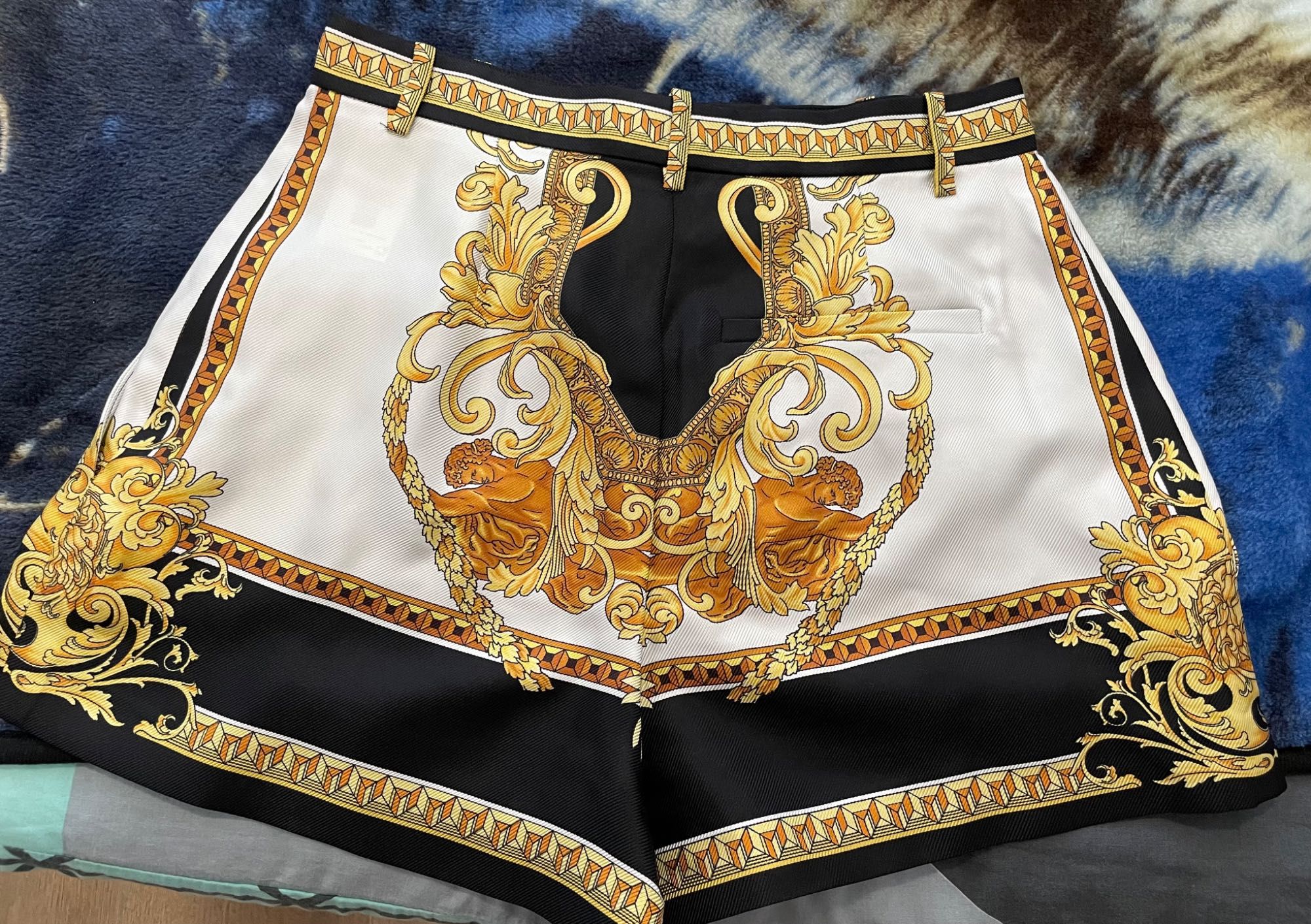 Дамски къси гащи Versace Baroque-print silk-twill shorts