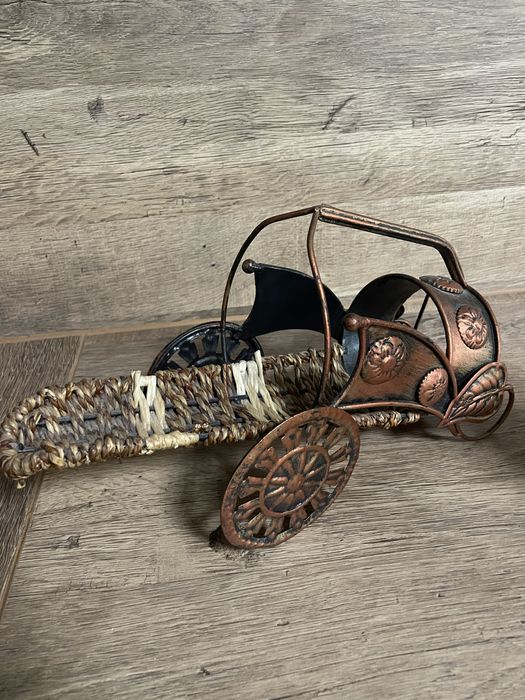 Suport decorativ pentru vin