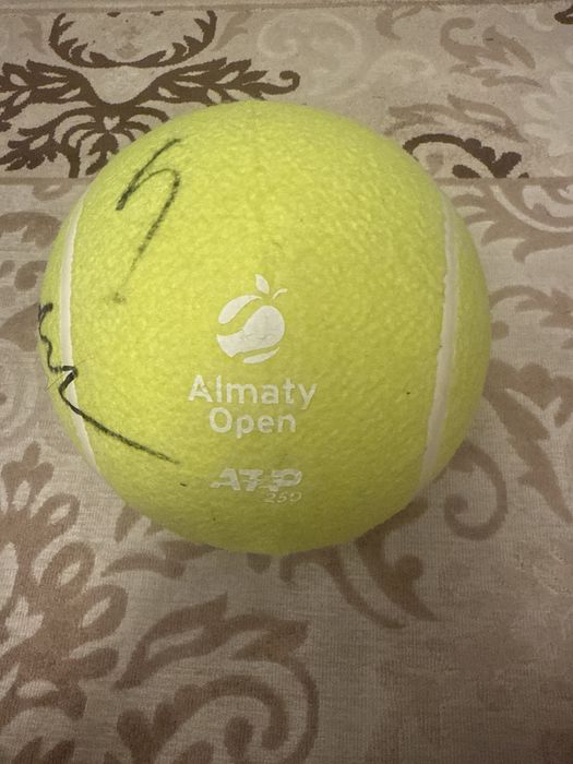 Большой теннисный мяч для подписей
