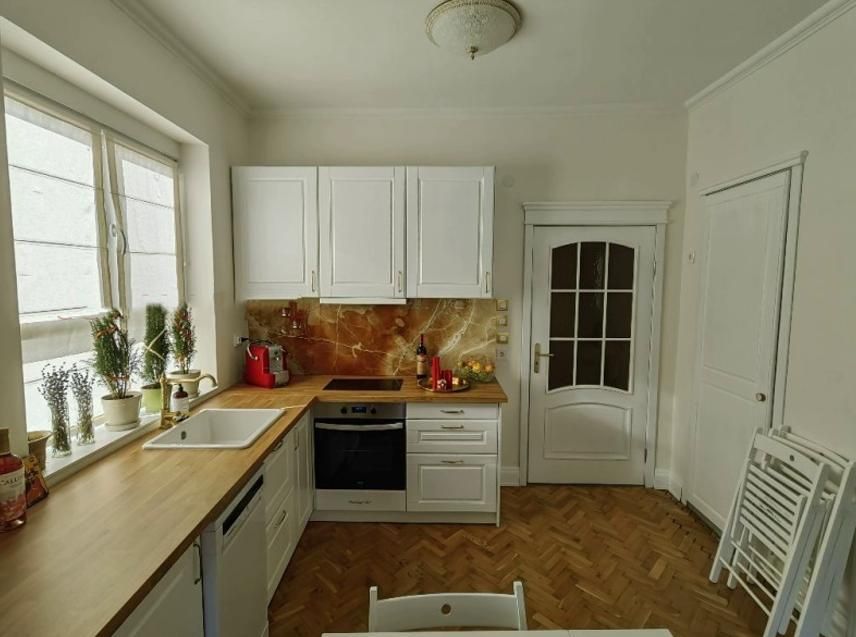 Дава се под наем Тристаен апартамент в София, Център - 75 кв.м за 1300 € - Снимка #2