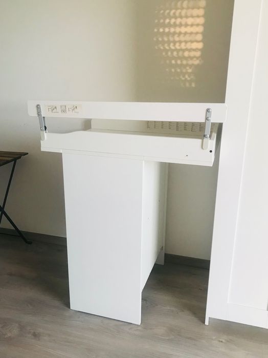 Маса-шкаф за повиване на бебето