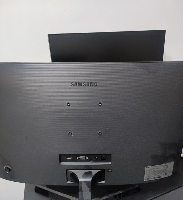 Samsung C24F390FHI
(24 дюйма, изогнутый, VA, Full HD, 60–75 Hz)