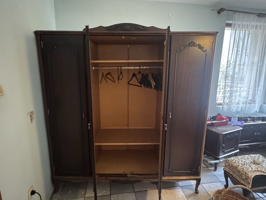 Гардероб кафяв с масивна основа и оранменти