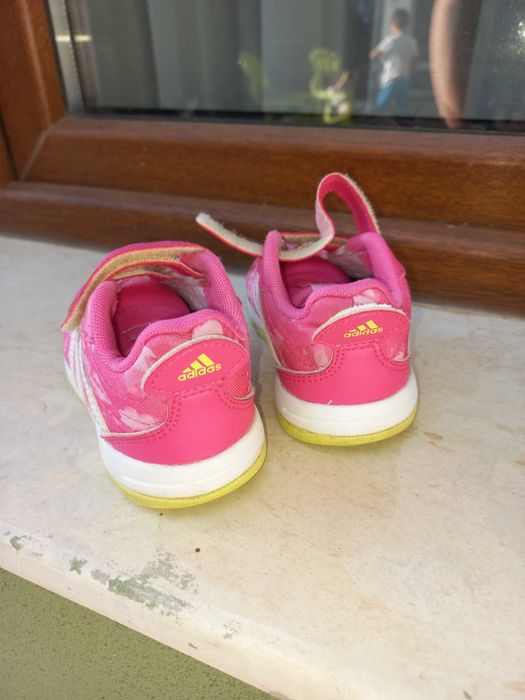Маратонки адидас за момиче 23н