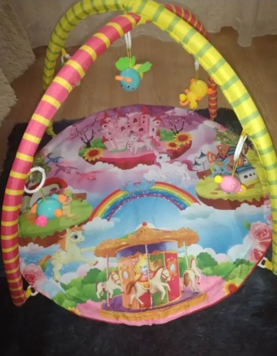 Детский коврик с игрушками
