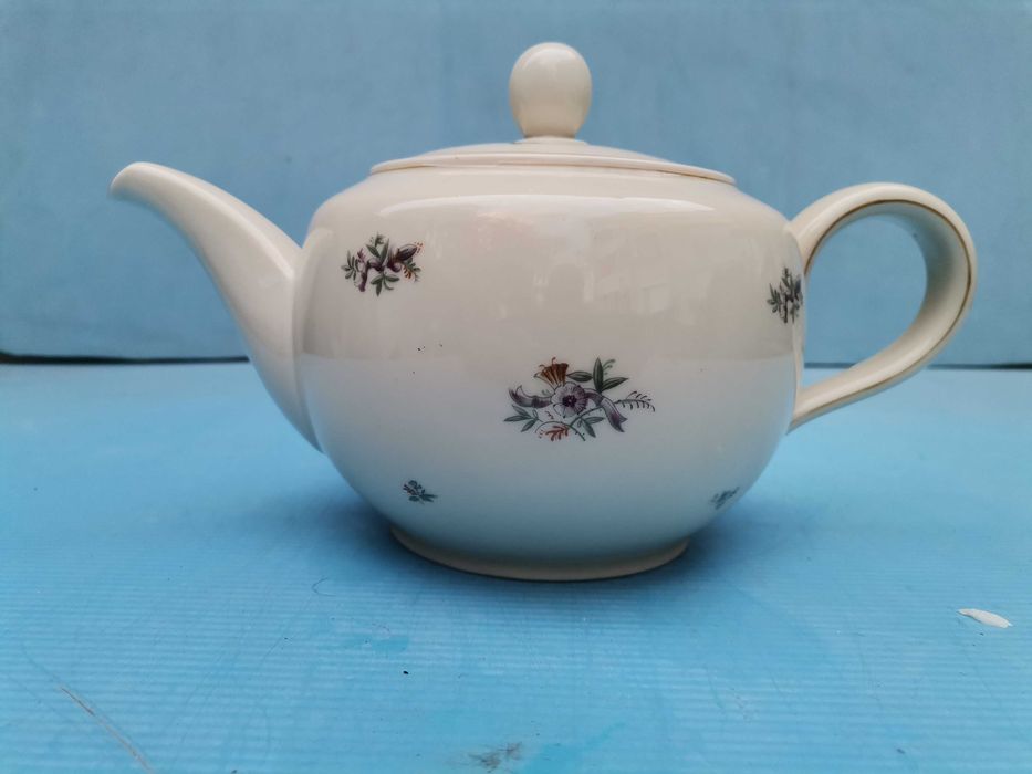 Стар порцеланов чайник