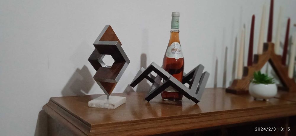 Decorațiuni,lemn,furnir,aluminiu.