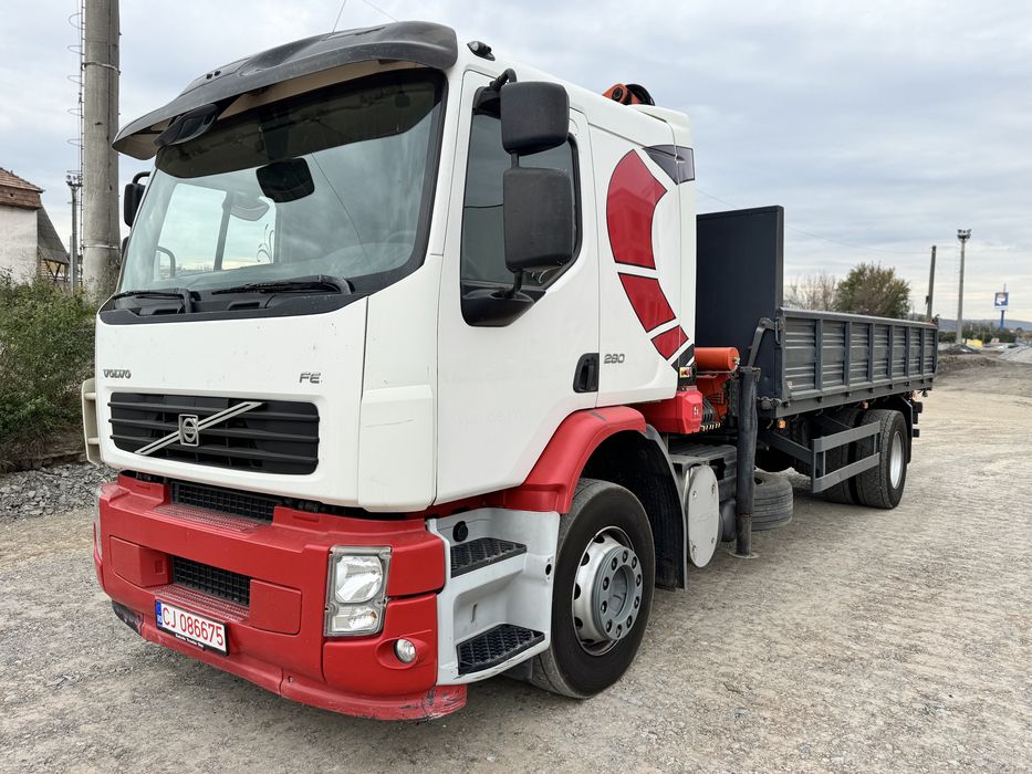 Camion basculabil cu macara volvo