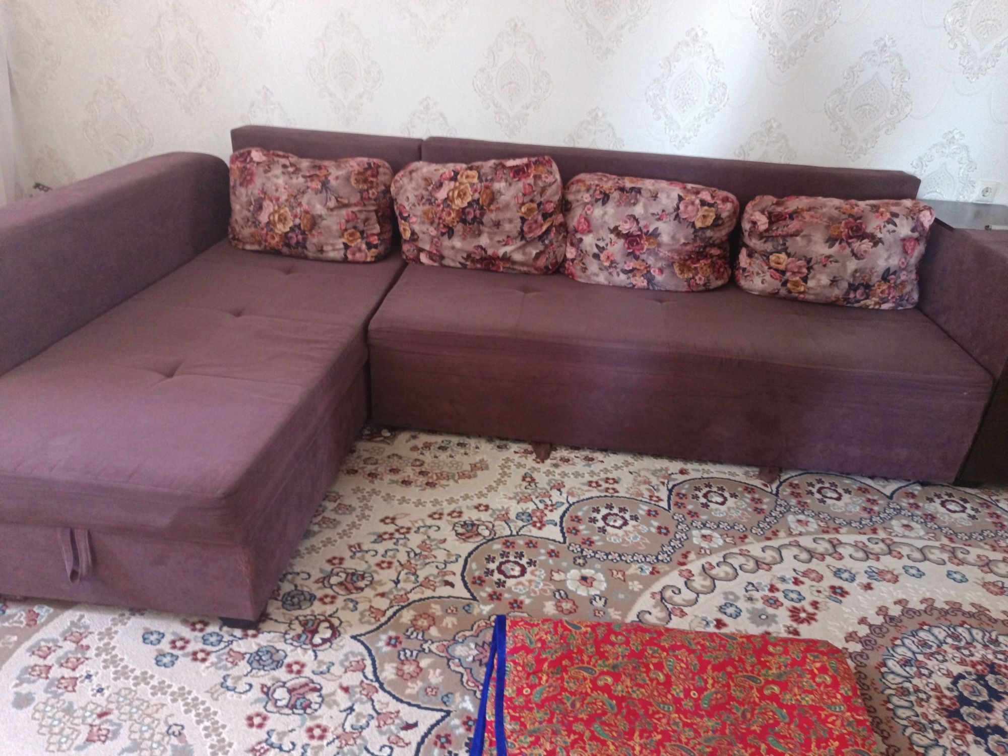 Продам срочно  диван !