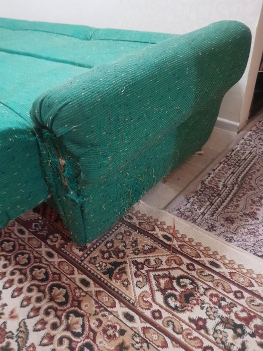 Диван б/у в среднем состоянии