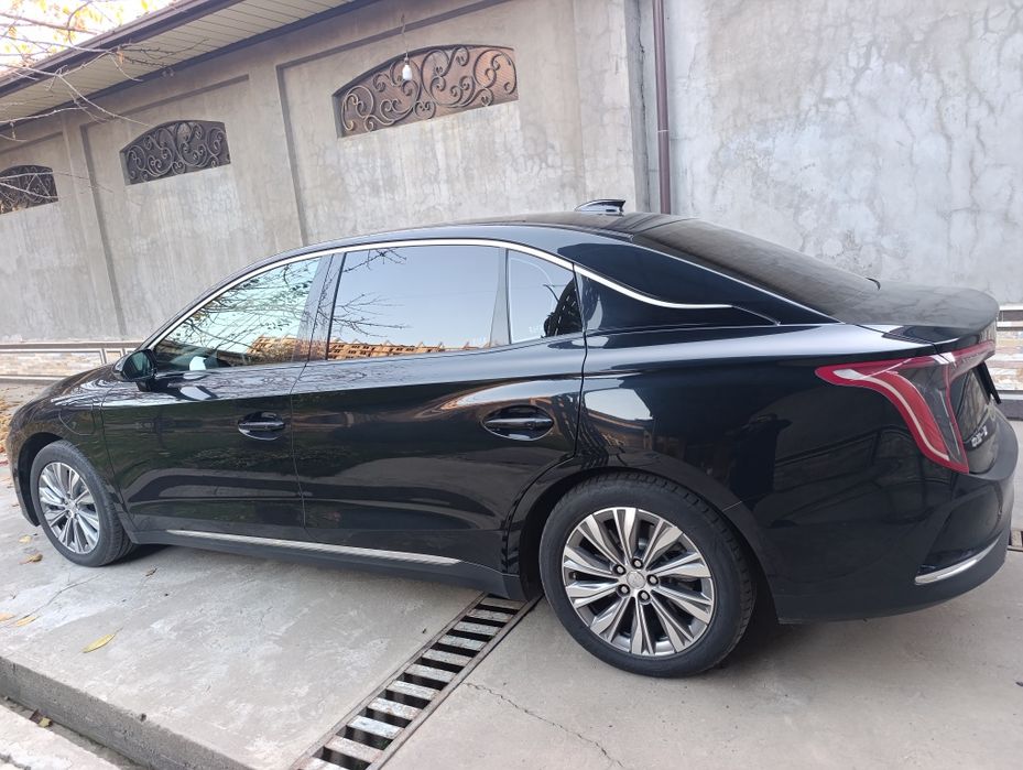 Продается HONGQI EQM5