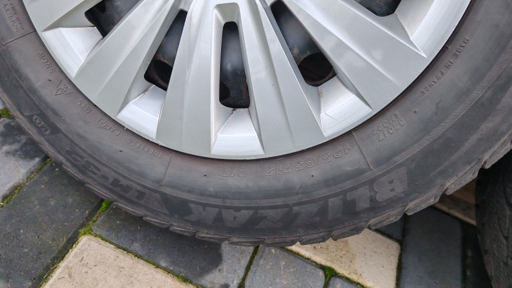 Jante de tablă 195 65 15 cu anvelope iarnă Bridgestone Blizzak