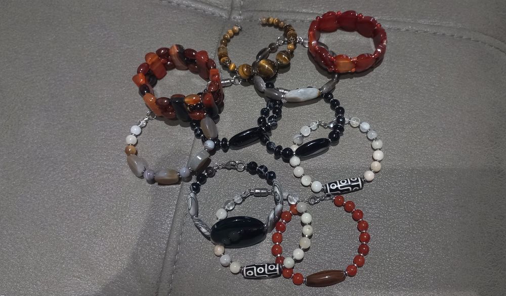 Браслеты с бусиной дзи и с природными камнями