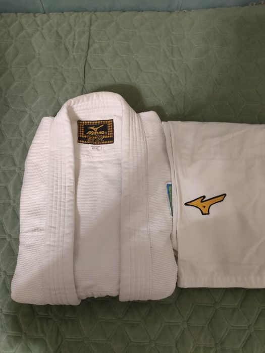 Продаю кимоно.
Одевали всего 1–2 раза, состояние почти новое.
Если инт