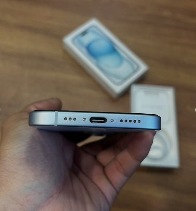 Идеальный iPhone 15 синий цвет с ёмкостью 100%