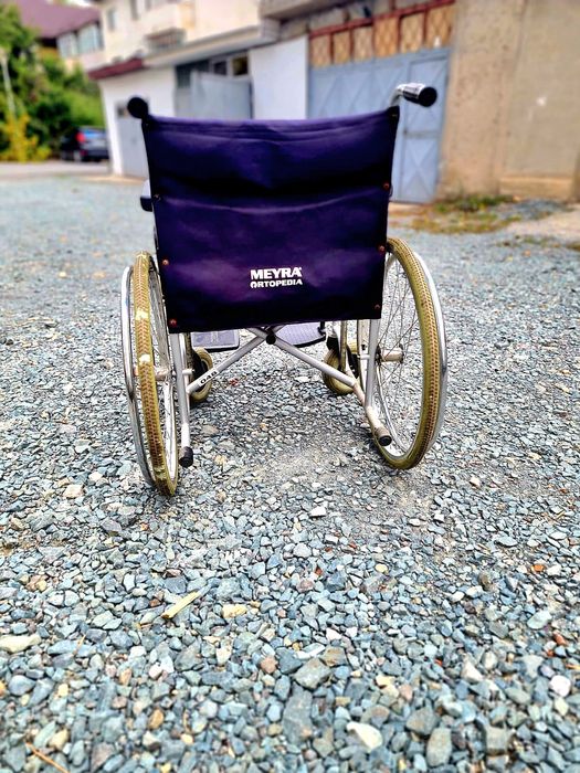 Carut cu rotile pentru persoane cu dizabilități sau mobilitate redusaq