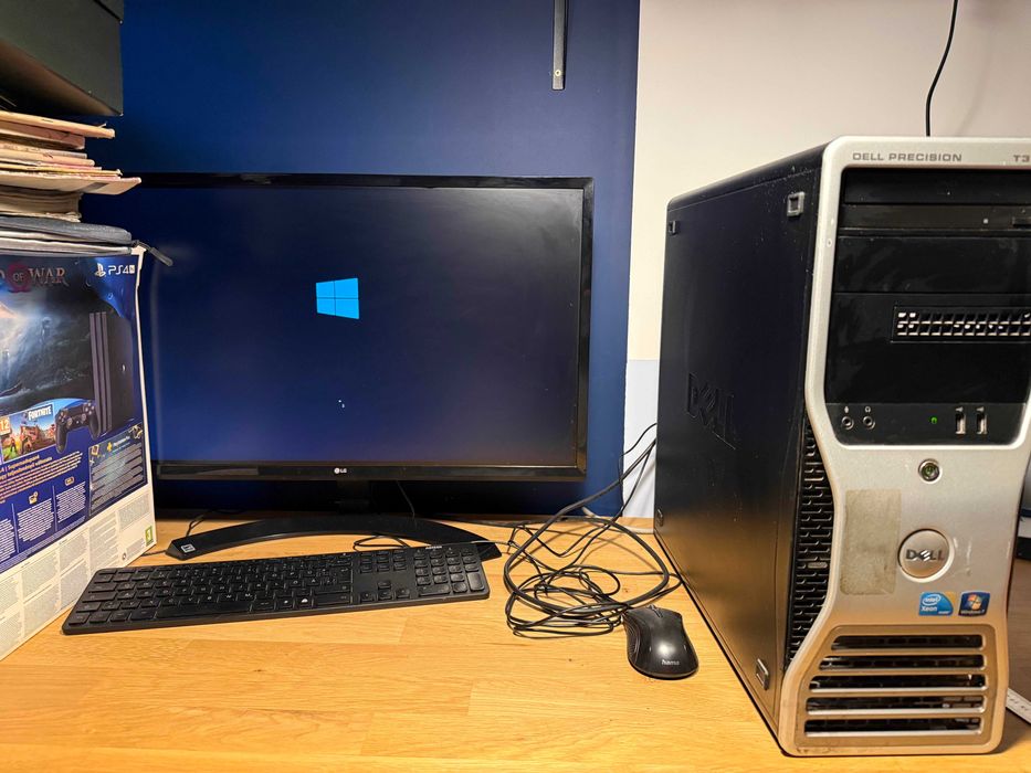 Настолен компютър с монитор