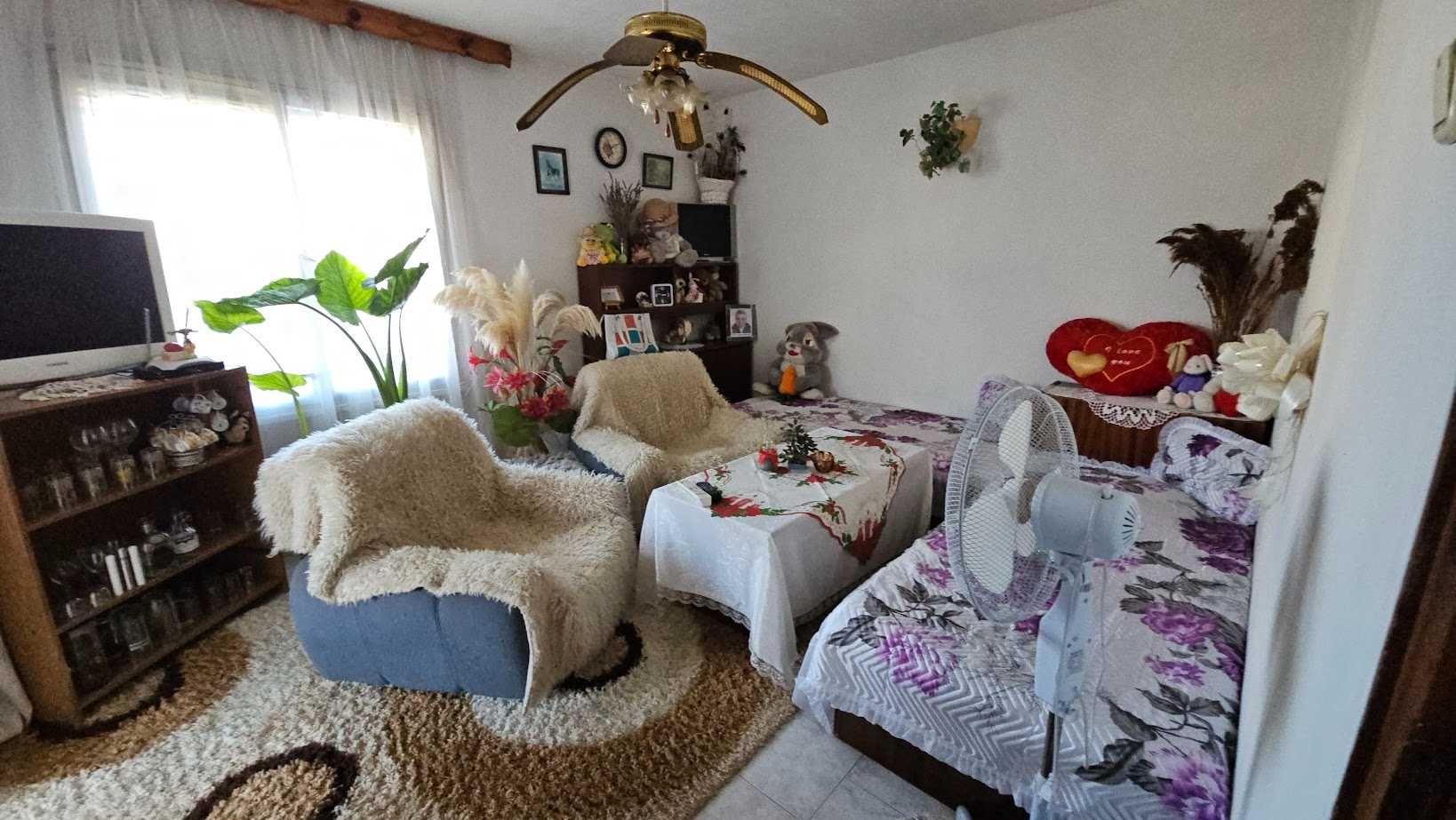 Масивна двуетажна къща + втора малка къща + двор гр. Раковски