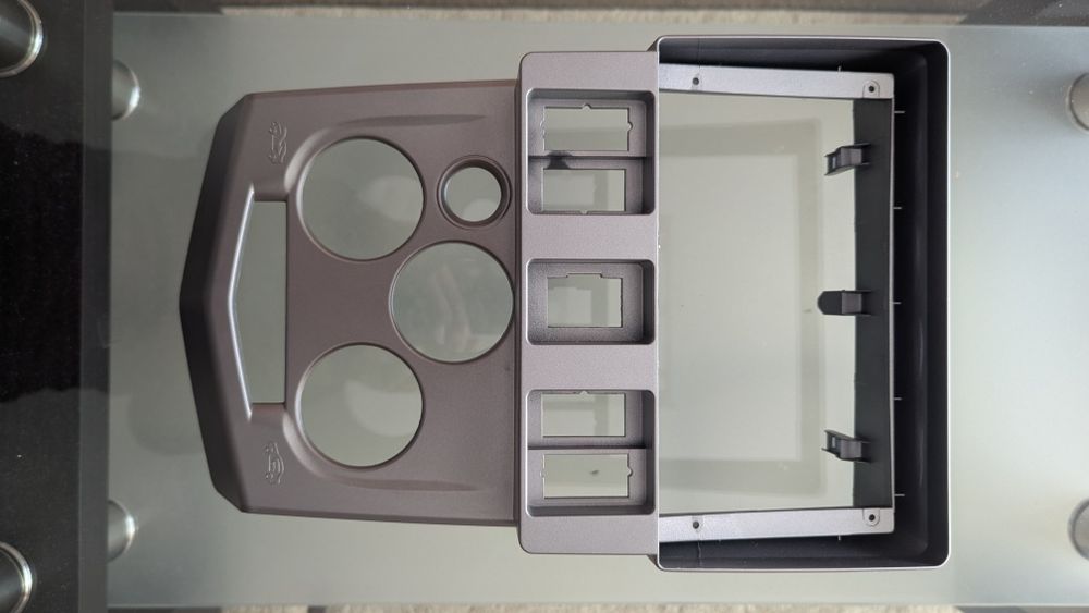 Rama navigatie 9 inchi pentru logan 1