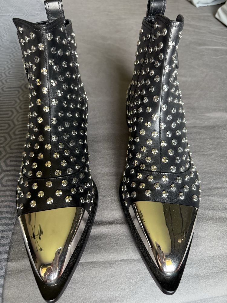 Alexander McQueen чисто нови боти