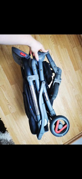 Vând cărucior pliabil compact