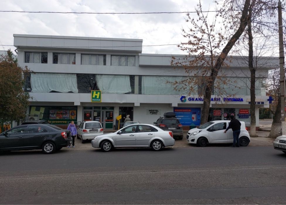 Сдам в аренду вдоль дороги помещение в цокольном этаже(Малика)