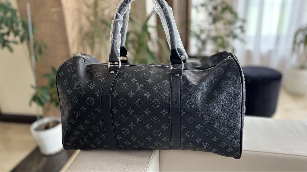 Vand geanta LV. Noua, cu eticheta. Arata f bine. Ideala pt calatorii