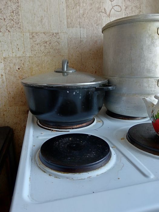Кухонная утварь  казанок ложки стаканы кружки и прочее