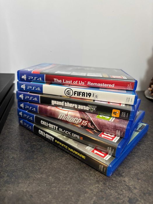PS4 PRO cu 2 manete/controlere + 6 jocuri