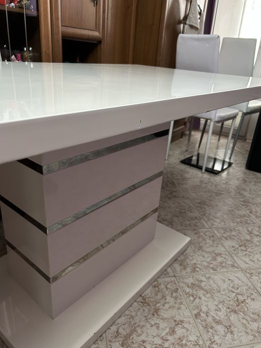 Маса със среден крак