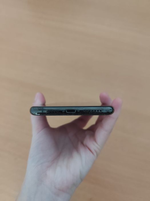 Vând sau schimb iphone 11 pro max , telefonul merge foarte bien ..!