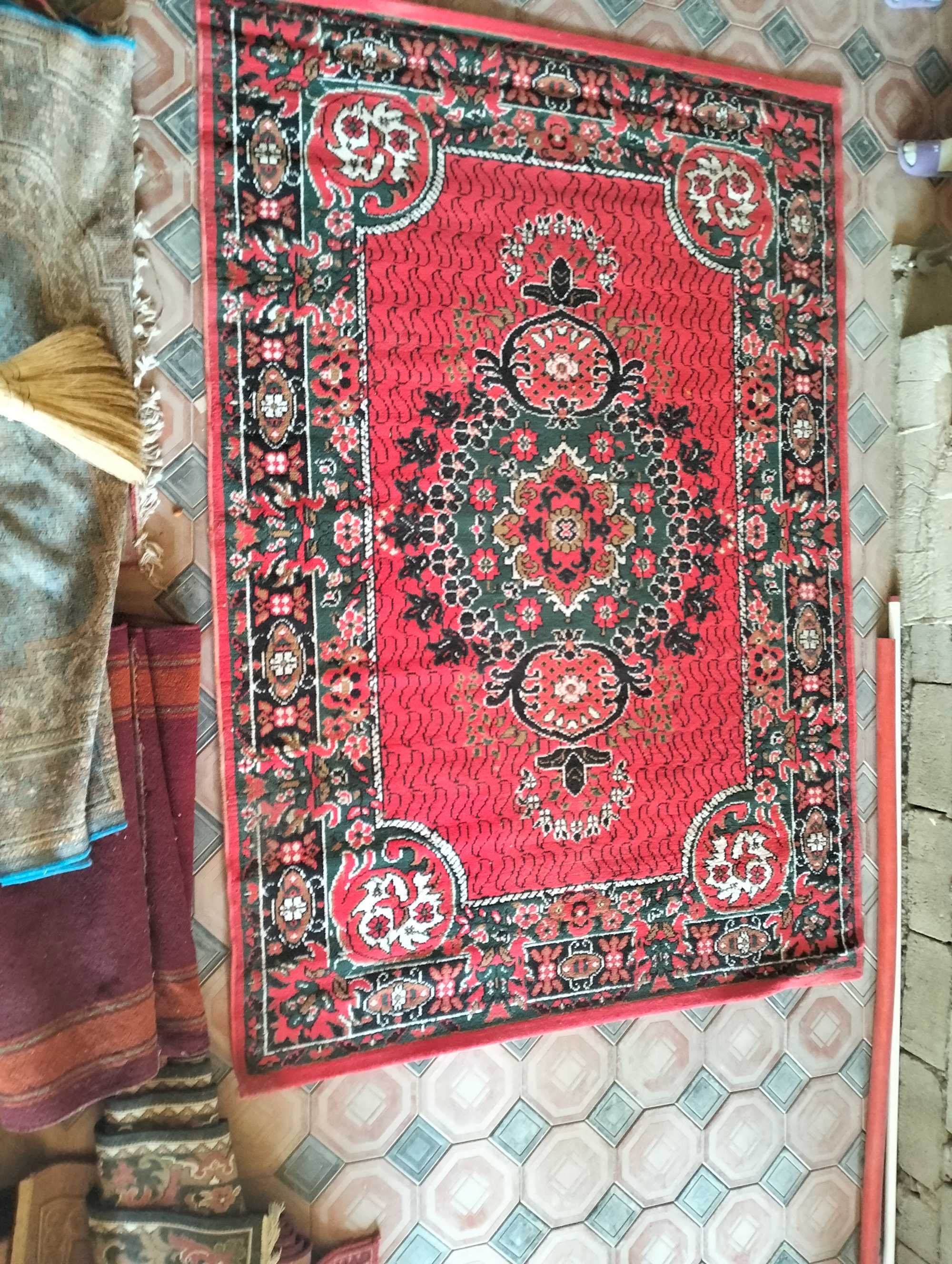 Gilamlar sotiladi