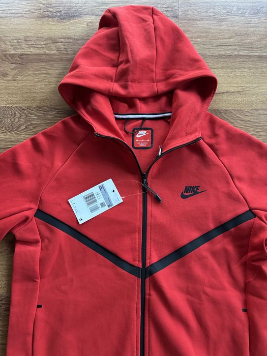 Мъжки,памучен,червен екип Nike с активен,заден джоб на долнището