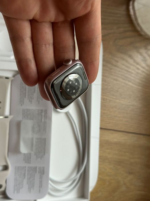 Apple Watch S9, закупен от Техномаркет. Всички аксесоари. Без дефекти.