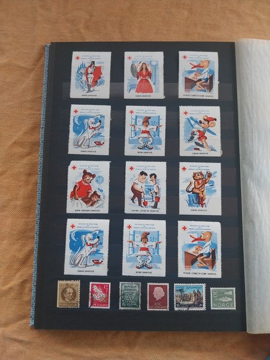 Clasor cu timbre vechi Românești și Străine de colecție.