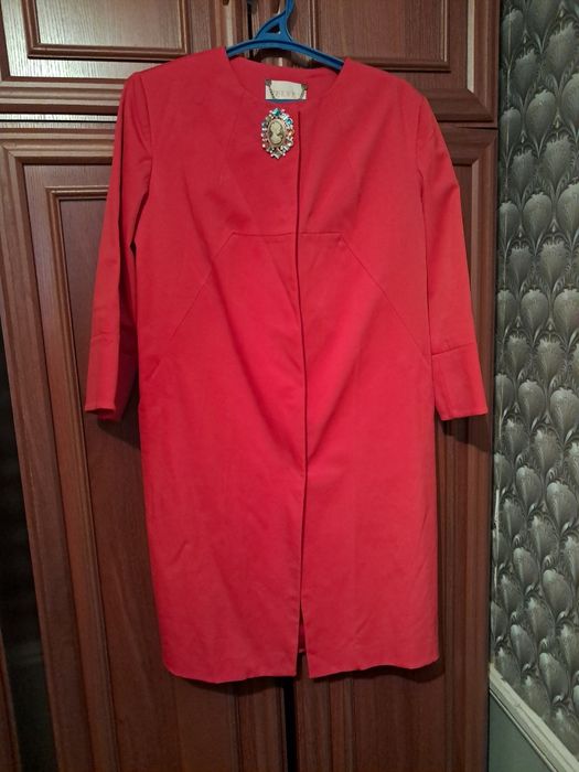 Продам плащь  красный