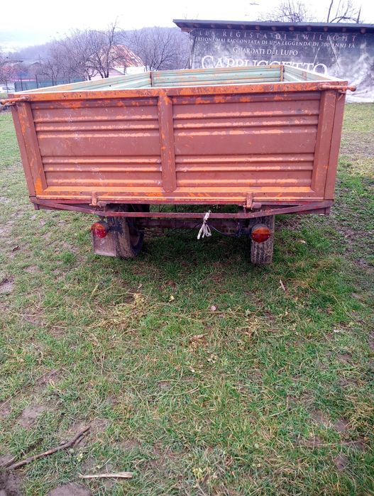 Vând remorcă pentru tractor.