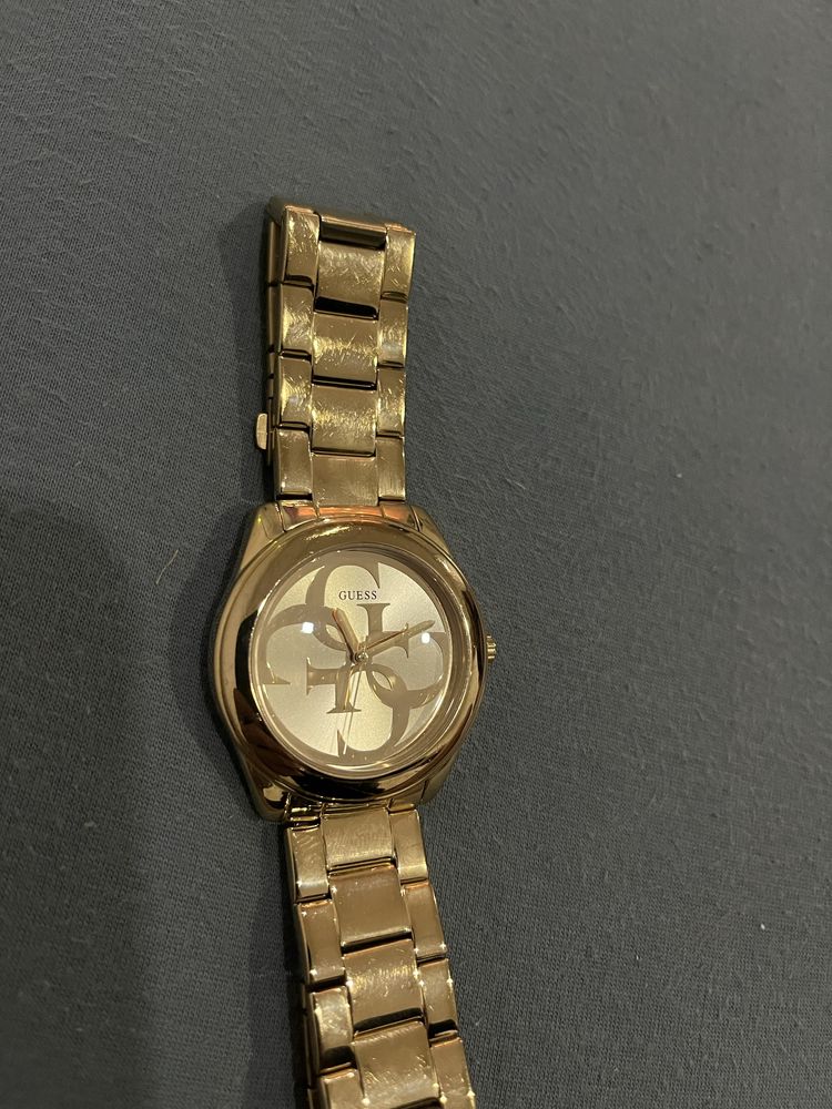 Дамски позлатен часовник Guess