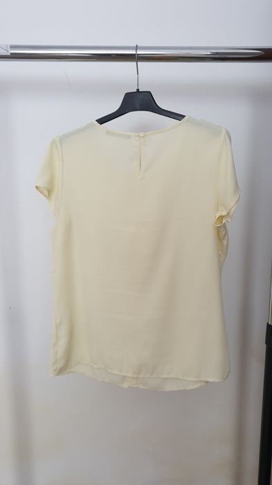 Bluză elegantă crem cu volane și fundiță neagră – Mohito, mărimea M