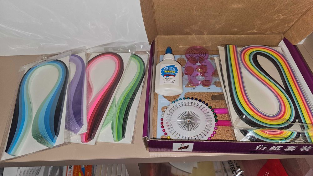 КОМПЛЕКТ ЗА КВИЛИНГ - произведения на изкуството върху хартия.