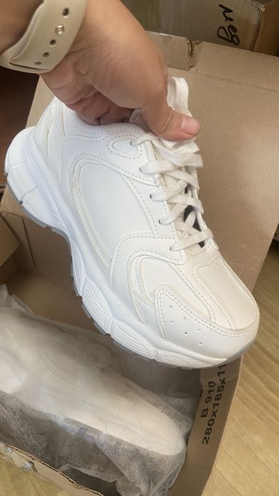 Новые женские кроссовки