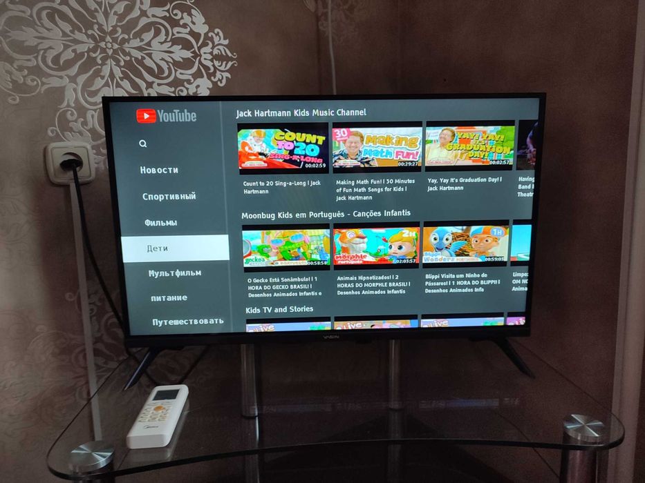 Смарт ТВ телевизор 32 дюймов в отличном состоянии с подставкой