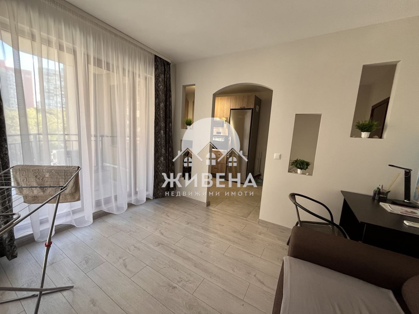 Продавам обзаведен 3-стаен апартамент, кв. Младост 1, с паркомясто
